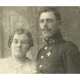 Machaty műterem, Budapest, Józsefváros (Mátyás tér), házaspár, katona egyenruhában, kard, kitüntetés, bajusz, egyenruha, 1. világháború, monarchia, helytörténet, 1910-es évek, Eredeti  kabinetfotó.  