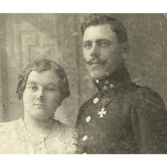 Machaty műterem, Budapest, Józsefváros (Mátyás tér), házaspár, katona egyenruhában, kard, kitüntetés, bajusz, egyenruha, 1. világháború, monarchia, helytörténet, 1910-es évek, Eredeti  kabinetfotó.  