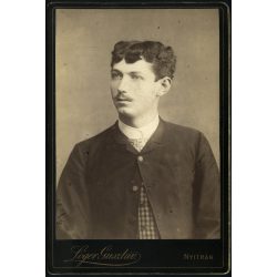   Lőger műterem, Nyitra, Felvidék, fiatal férfi portréja, bajusz, monarchia, helytörténet, 1880-as évek, Eredeti  kabinetfotó.   