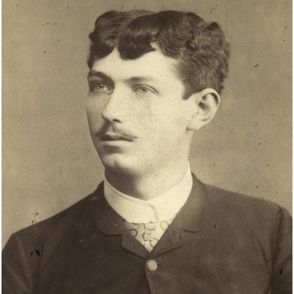 Lőger műterem, Nyitra, Felvidék, fiatal férfi portréja, bajusz, monarchia, helytörténet, 1880-as évek, Eredeti  kabinetfotó.   