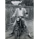 Fiatal férfi Danuvia motorkerékpáron, szocializmus, jármű, közlekedés, 1958., 1950-es évek, Eredeti fotó, papírkép.   