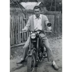   Fiatal férfi Danuvia motorkerékpáron, szocializmus, jármű, közlekedés, 1958., 1950-es évek, Eredeti fotó, papírkép.   
