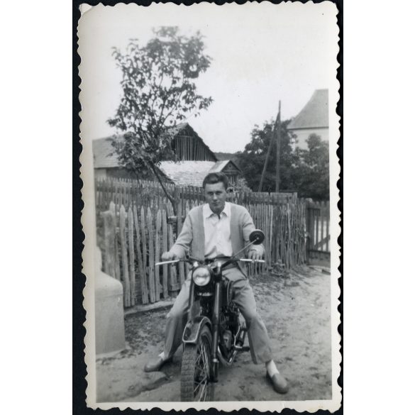 Fiatal férfi Danuvia motorkerékpáron, szocializmus, jármű, közlekedés, 1958., 1950-es évek, Eredeti fotó, papírkép.   