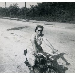   Fiatal nő lemezvillás Csepel motorkerékpáron, napszemüveg, szocializmus, jármű, közlekedés, 1958., 1950-es évek, Eredeti fotó, papírkép.