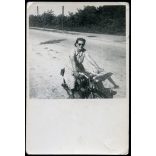 Fiatal nő lemezvillás Csepel motorkerékpáron, napszemüveg, szocializmus, jármű, közlekedés, 1958., 1950-es évek, Eredeti fotó, papírkép.