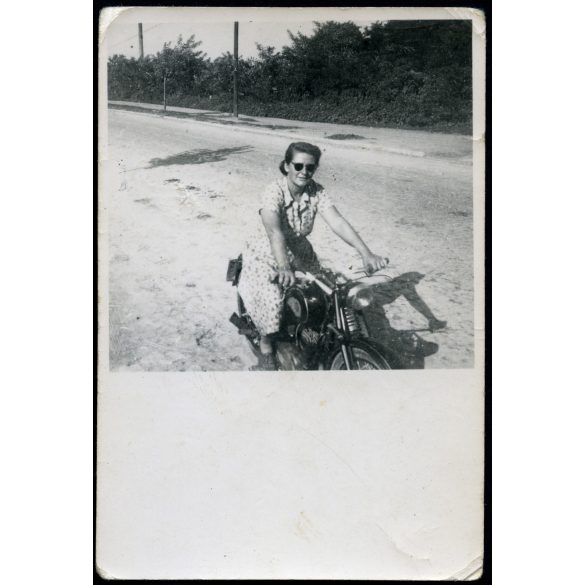 Fiatal nő lemezvillás Csepel motorkerékpáron, napszemüveg, szocializmus, jármű, közlekedés, 1958., 1950-es évek, Eredeti fotó, papírkép.