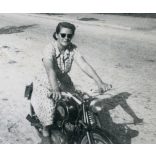 Fiatal nő lemezvillás Csepel motorkerékpáron, napszemüveg, szocializmus, jármű, közlekedés, 1958., 1950-es évek, Eredeti fotó, papírkép.