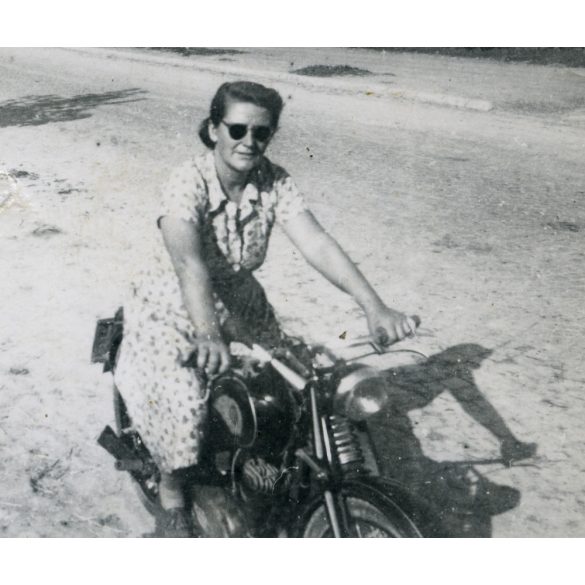 Fiatal nő lemezvillás Csepel motorkerékpáron, napszemüveg, szocializmus, jármű, közlekedés, 1958., 1950-es évek, Eredeti fotó, papírkép.