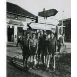 Cserkészek egyenruhában, Salgótarján, Fő tér, útkereszteződés, üzlet, kirakat, Horthy-korszak, helytörténet, Nógrád megye, 1930-as évek, Eredeti fotó, papírkép.