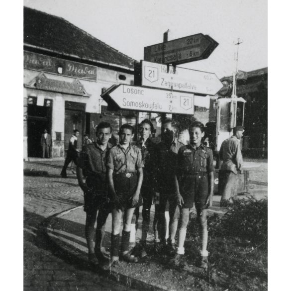 Cserkészek egyenruhában, Salgótarján, Fő tér, útkereszteződés, üzlet, kirakat, Horthy-korszak, helytörténet, Nógrád megye, 1930-as évek, Eredeti fotó, papírkép.