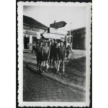 Cserkészek egyenruhában, Salgótarján, Fő tér, útkereszteződés, üzlet, kirakat, Horthy-korszak, helytörténet, Nógrád megye, 1930-as évek, Eredeti fotó, papírkép.