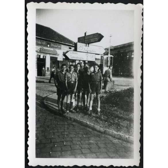 Cserkészek egyenruhában, Salgótarján, Fő tér, útkereszteződés, üzlet, kirakat, Horthy-korszak, helytörténet, Nógrád megye, 1930-as évek, Eredeti fotó, papírkép.