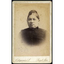   Ostapowicz (Osztapovics) műterem, Sziget-Máramaros (Máramarossziget), Erdély,  elegáns nő portréja, monarchia, 1890-es évek, Eredeti CDV, feliratozott vizitkártya fotó.  