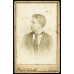   Czéhula Ludmilla műterme, Lőcse, Felvidék,  elegáns fiú nyakkendőben, monarchia, helytörténet, 1880-as évek, Eredeti CDV, feliratozott vizitkártya fotó. 