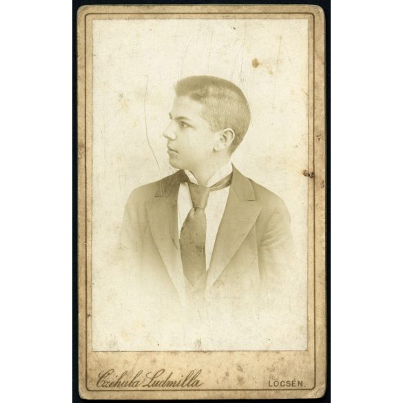 Czéhula Ludmilla műterme, Lőcse, Felvidék,  elegáns fiú nyakkendőben, monarchia, helytörténet, 1880-as évek, Eredeti CDV, feliratozott vizitkártya fotó. 