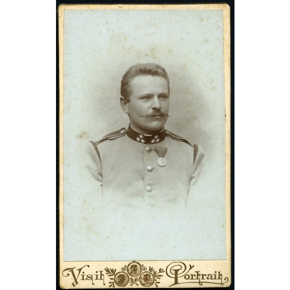 Ismeretlen műterem, K.u.K., magyar katona egyenruhában, bajusz, érdemrend, kitüntetés, monarchia, helytörténet, 1890-es (?) évek, Eredeti CDV, vizitkártya fotó. 