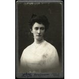 Matz Gusztáv műterme, Igló és Poprád, fiatal nő nyaklánccal, monarchia, helytörténet, 1890-es évek, Eredeti CDV, vizitkártya fotó, hátoldalán a Mester üvegműterme.  