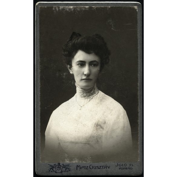 Matz Gusztáv műterme, Igló és Poprád, fiatal nő nyaklánccal, monarchia, helytörténet, 1890-es évek, Eredeti CDV, vizitkártya fotó, hátoldalán a Mester üvegműterme.  