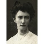 Matz Gusztáv műterme, Igló és Poprád, fiatal nő nyaklánccal, monarchia, helytörténet, 1890-es évek, Eredeti CDV, vizitkártya fotó, hátoldalán a Mester üvegműterme.  