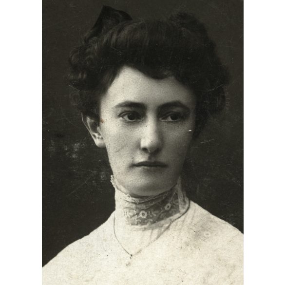 Matz Gusztáv műterme, Igló és Poprád, fiatal nő nyaklánccal, monarchia, helytörténet, 1890-es évek, Eredeti CDV, vizitkártya fotó, hátoldalán a Mester üvegműterme.  