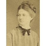 Pribék Antal műterme az izraeliták új imolája mellett, Székesfehérvár, elegáns nő portréja, monarchia, helytörténet, Fejér megye, 1870-es évek, Eredeti CDV, vizitkártya fotó.   