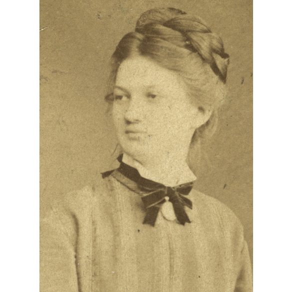 Pribék Antal műterme az izraeliták új imolája mellett, Székesfehérvár, elegáns nő portréja, monarchia, helytörténet, Fejér megye, 1870-es évek, Eredeti CDV, vizitkártya fotó.   