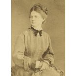 Pribék Antal műterme az izraeliták új imolája mellett, Székesfehérvár, elegáns nő portréja, monarchia, helytörténet, Fejér megye, 1870-es évek, Eredeti CDV, vizitkártya fotó.   