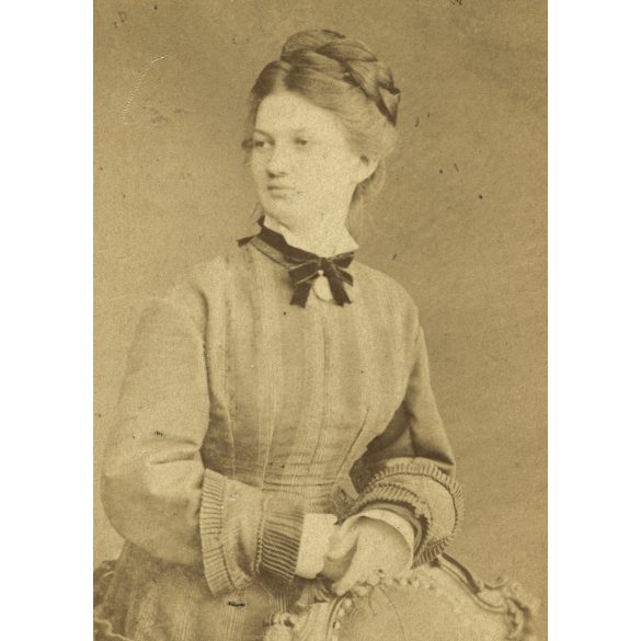 Pribék Antal műterme az izraeliták új imolája mellett, Székesfehérvár, elegáns nő portréja, monarchia, helytörténet, Fejér megye, 1870-es évek, Eredeti CDV, vizitkártya fotó.   