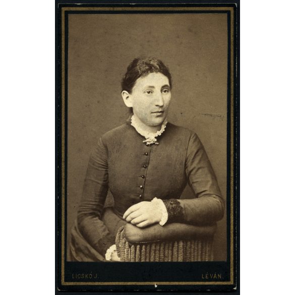 Licskó műterem, Léva, Felvidék, elegáns nő portréja, monarchia, helytörténet, 1880-as évek, Eredeti CDV, vizitkártya fotó.  