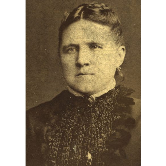 Ürmösi műterem, Nagybánya, Felvidék, elegáns nő gyönyörű ruhában, monarchia, helytörténet, 1880-as évek, Eredeti CDV, vizitkártya fotó, felülete kopott, hátulja sérült. 