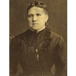 Ürmösi műterem, Nagybánya, Felvidék, elegáns nő gyönyörű ruhában, monarchia, helytörténet, 1880-as évek, Eredeti CDV, vizitkártya fotó, felülete kopott, hátulja sérült. 