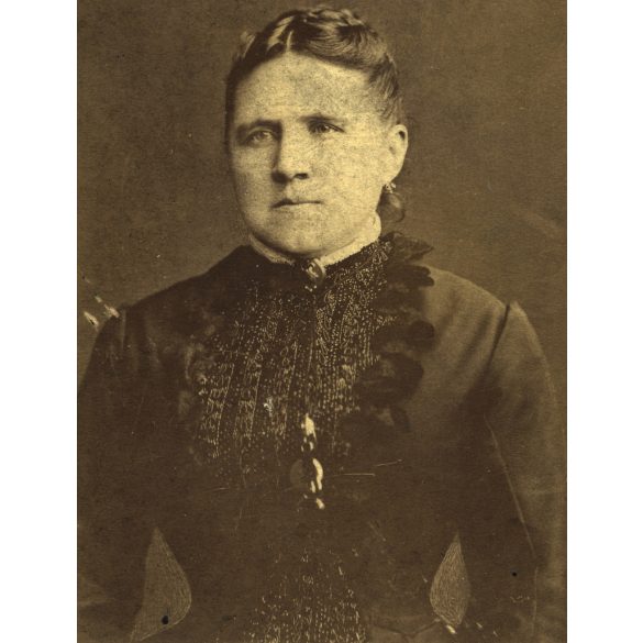 Ürmösi műterem, Nagybánya, Felvidék, elegáns nő gyönyörű ruhában, monarchia, helytörténet, 1880-as évek, Eredeti CDV, vizitkártya fotó, felülete kopott, hátulja sérült. 