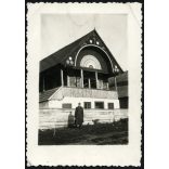 Katona a ház előtt, Gyerővásárhely, Erdély, Kalotaszeg, egyenruha, épület, helytörténet, 2. világháború, Horthy-korszak, 1940-es évek, Eredeti fotó, papírkép. 