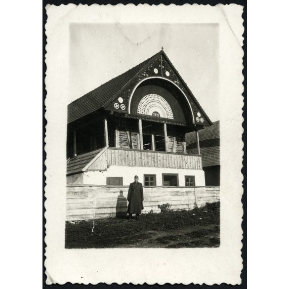 Katona a ház előtt, Gyerővásárhely, Erdély, Kalotaszeg, egyenruha, épület, helytörténet, 2. világháború, Horthy-korszak, 1940-es évek, Eredeti fotó, papírkép. 