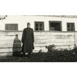 Katona a ház előtt, Gyerővásárhely, Erdély, Kalotaszeg, egyenruha, épület, helytörténet, 2. világháború, Horthy-korszak, 1940-es évek, Eredeti fotó, papírkép. 