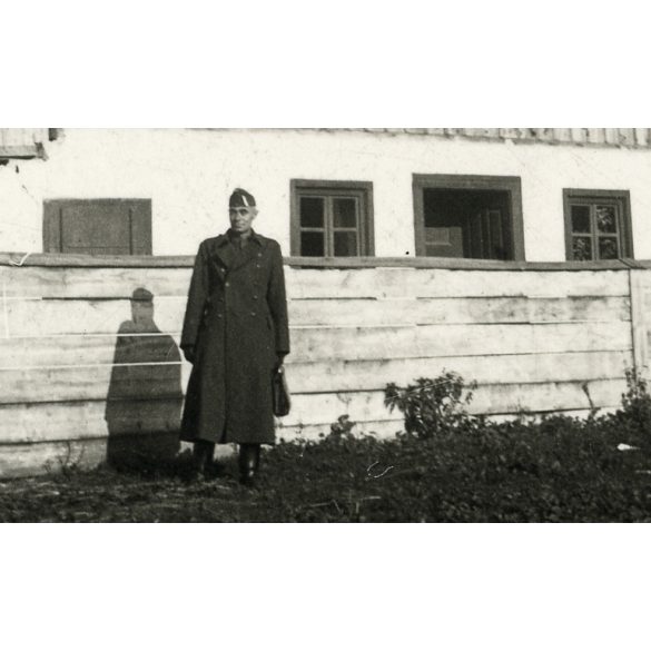 Katona a ház előtt, Gyerővásárhely, Erdély, Kalotaszeg, egyenruha, épület, helytörténet, 2. világháború, Horthy-korszak, 1940-es évek, Eredeti fotó, papírkép. 
