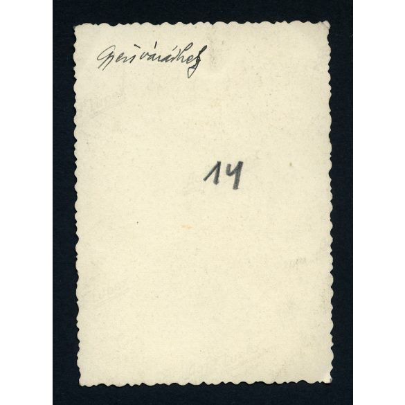 Katona a ház előtt, Gyerővásárhely, Erdély, Kalotaszeg, egyenruha, épület, helytörténet, 2. világháború, Horthy-korszak, 1940-es évek, Eredeti fotó, papírkép. 