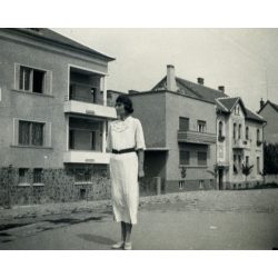   Elegáns nő egy külvárosi utcában, Arad, Erdély, utcakép, épület, helytörténet, 2. világháború, Horthy-korszak, 1936., 1930-as évek, Eredeti fotó, papírkép, hátulján ragasztásnyomok. 