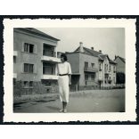 Elegáns nő egy külvárosi utcában, Arad, Erdély, utcakép, épület, helytörténet, 2. világháború, Horthy-korszak, 1936., 1930-as évek, Eredeti fotó, papírkép, hátulján ragasztásnyomok. 