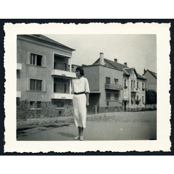 Elegáns nő egy külvárosi utcában, Arad, Erdély, utcakép, épület, helytörténet, 2. világháború, Horthy-korszak, 1936., 1930-as évek, Eredeti fotó, papírkép, hátulján ragasztásnyomok. 