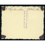 Elegáns nő egy külvárosi utcában, Arad, Erdély, utcakép, épület, helytörténet, 2. világháború, Horthy-korszak, 1936., 1930-as évek, Eredeti fotó, papírkép, hátulján ragasztásnyomok. 