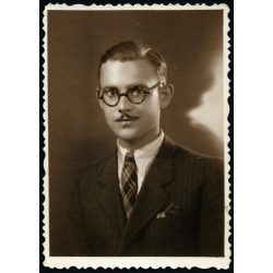   Vidovits műterem, Kunhegyes, szemüveges férfi, Miki portréja, hátoldalon gyönyörű szerelmes vers idézettel, Horthy-korszak, helytörténet, Jász-Nagykun-Szolnok megye,1930-as évek, Eredeti fotó, papírké