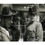 Ruhacsere, csinos nő magyar katonai egyenruhában, férfi női ruhában, különös, vicces, kard, 2. világháború, Horthy-korszak, 1930-as évek, Eredeti fotó, papírkép.   