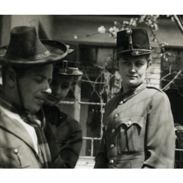 Ruhacsere, csinos nő magyar katonai egyenruhában, férfi női ruhában, különös, vicces, kard, 2. világháború, Horthy-korszak, 1930-as évek, Eredeti fotó, papírkép.   
