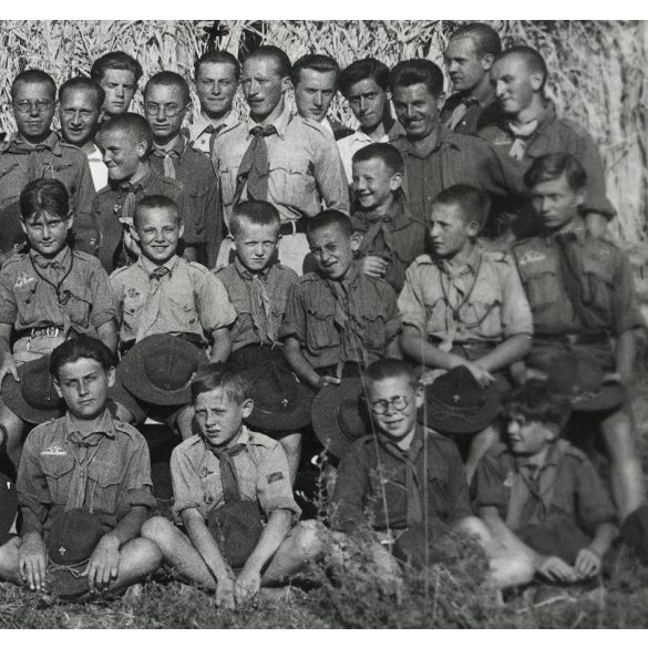 A nagy cserkésztábor, Balatonfűzfő, csoportkép, fiúk egyenruhában, Balaton, Horthy-korszak, helytörténet, 1932., 1930-as évek, Eredeti fotó, papírkép Deli János aláírásával.   méret megközelítőleg (ce