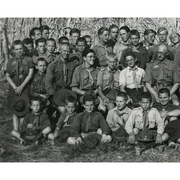 A nagy cserkésztábor, Balatonfűzfő, csoportkép, fiúk egyenruhában, Balaton, Horthy-korszak, helytörténet, 1932., 1930-as évek, Eredeti fotó, papírkép Deli János aláírásával.   méret megközelítőleg (ce