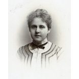 Bach műterem, Gyulafehérvár, Erdély,  elegáns nő portréja, monarchia, 1890-es évek, Eredeti CDV, vizitkártya fotó.   méret megközelítőleg (centiméterben): 6.8 x 10.8  Használt! Eredeti nagyítás! Nem r