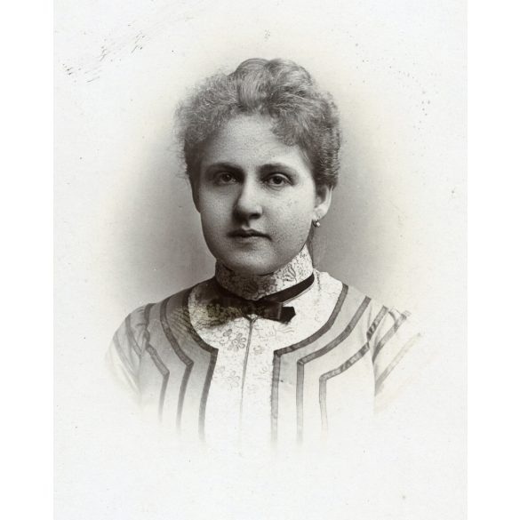 Bach műterem, Gyulafehérvár, Erdély,  elegáns nő portréja, monarchia, 1890-es évek, Eredeti CDV, vizitkártya fotó.   méret megközelítőleg (centiméterben): 6.8 x 10.8  Használt! Eredeti nagyítás! Nem r