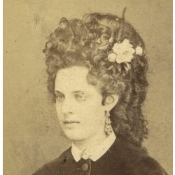   Weinwurm et Söhne műterem, Pest, elegáns nő csodálatos hajjal, különös fülbevalóval, monarchia, 1860-as évek, Eredeti CDV, vizitkártya fotó, alján pici foltok.  