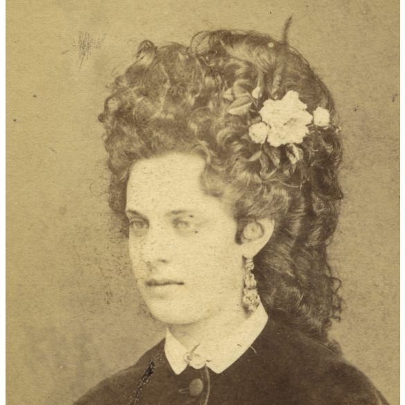 Weinwurm et Söhne műterem, Pest, elegáns nő csodálatos hajjal, különös fülbevalóval, monarchia, 1860-as évek, Eredeti CDV, vizitkártya fotó, alján pici foltok.  